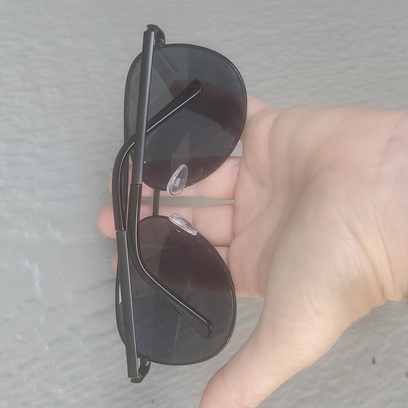 QUAY Australia Vivienne Sunglasses. - Picture 10 of 14